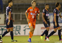 スルーパスに抜け出した神谷 優太がGKとの1対1を冷静に沈めホームの愛媛が先制【明治安田Ｊ２ 第28節 愛媛vs大宮】