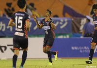 マテウスが強引なドリブルから強烈なシュートを突き刺し、大宮が前半終了間際に同点に追いつく【明治安田Ｊ２ 第28節 愛媛vs大宮】