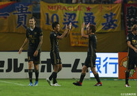 ゴールを背に反転してのハーフボレーを叩き込んだ西村 拓真（仙台/#30）。早くもシーズン二桁得点を達成【明治安田Ｊ１ 第22節 仙台vs湘南】