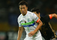 キャプテンマークを巻き、先発出場を果たした梅崎 司（湘南）【明治安田Ｊ１ 第22節 仙台vs湘南】