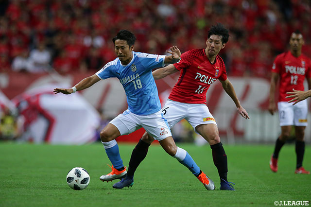 ボールをキープする山田 大記（磐田）へ青木 拓矢（浦和）の激しいチェイシング【明治安田Ｊ１ 第22節 浦和vs磐田】