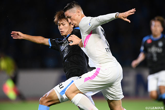 フェルナンド トーレス（鳥栖）と車屋 紳太郎（川崎Ｆ）が激しく競り合う！【明治安田Ｊ１ 第22節 川崎Ｆvs鳥栖】