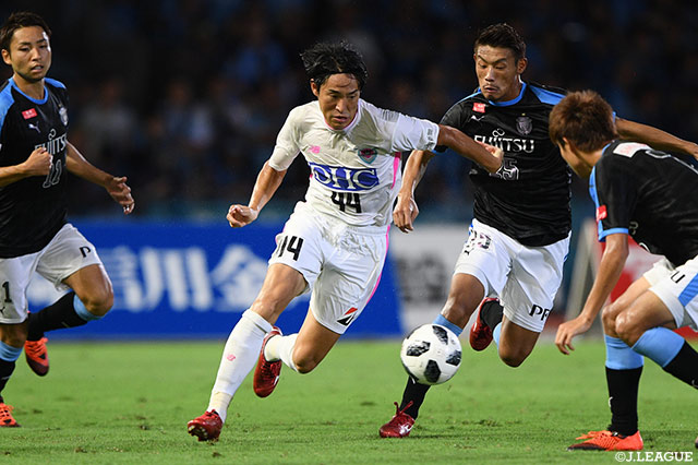 突破を計る金崎 夢生（鳥栖）とそれを阻止する川崎Ｆ守備陣【明治安田Ｊ１ 第22節 川崎Ｆvs鳥栖】