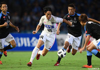 突破を計る金崎 夢生（鳥栖）とそれを阻止する川崎Ｆ守備陣【明治安田Ｊ１ 第22節 川崎Ｆvs鳥栖】