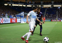 左サイドでボールをキープし、パスの出しどころを探るチャナティップ（札幌）【明治安田Ｊ１ 第22節 Ｇ大阪vs札幌】