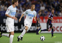 後半33分に投入され、ボランチの一角に入った小野 伸二（札幌）【明治安田Ｊ１ 第22節 Ｇ大阪vs札幌】