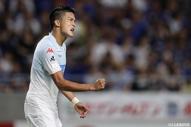 90+5分、都倉 賢（札幌）が叩きつけたヘディングシュートが決まり土壇場で同点に！都倉も会心のガッツポーズを見せる！【明治安田Ｊ１ 第22節 Ｇ大阪vs札幌】