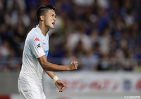 90+5分、都倉 賢（札幌）が叩きつけたヘディングシュートが決まり土壇場で同点に！都倉も会心のガッツポーズを見せる！【明治安田Ｊ１ 第22節 Ｇ大阪vs札幌】