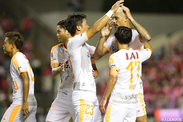 失点から3分後、クリスランが相手との競り合いに勝って左足でシュートを放ち、アウェイの清水が同点に追い付く【明治安田Ｊ１ 第22節 Ｃ大阪vs清水】