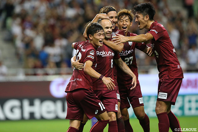 2試合連続となるゴールを決めたアンドレス イニエスタ（#8）の元にチームメイトが駆け寄る！【明治安田Ｊ１ 第22節 神戸vs広島】