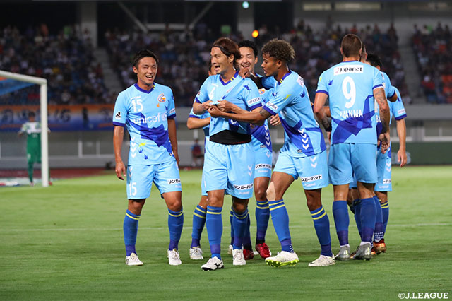 先制ゴールを奪った髙杉 亮太（#4）の元にチームメイトが駆け寄り祝福！【明治安田Ｊ１ 第22節 長崎vs鹿島】