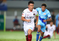 左足で巻いたシュートを放ち、逆転弾を決めた遠藤 康（鹿島）【明治安田Ｊ１ 第22節 長崎vs鹿島】