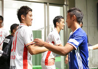 試合前、金井 貢史（名古屋/#31）や前田 直輝（名古屋）など横浜FMに在籍した選手らと談笑する場面も【明治安田Ｊ１ 第22節 横浜FMvs名古屋】