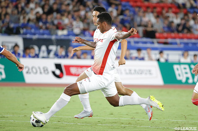 開始4分、ジョーが右足を振り抜きアウェイの名古屋が先制！【明治安田Ｊ１ 第22節 横浜FMvs名古屋】
