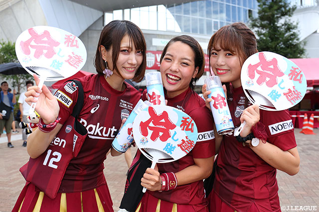 私達冷し隊♪うちわを扇いで涼んで下さいね【明治安田Ｊ１ 第22節 神戸vs広島】