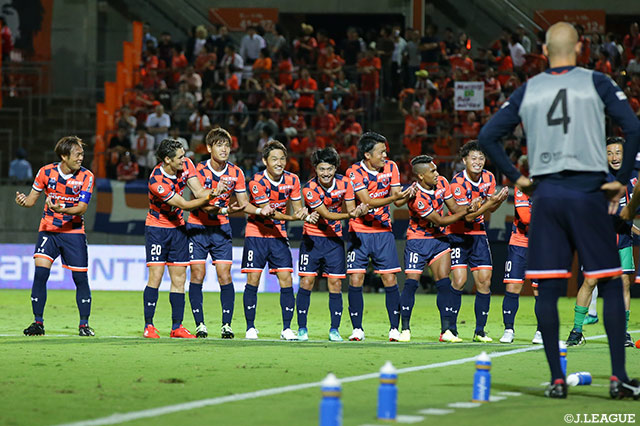 マテウス（#16）のゴールでホームの大宮が先制！先日、第二子となる長女が誕生した横谷 繁（#17）をゆりかごダンスで祝福！【明治安田Ｊ２ 第29節 大宮vs新潟】