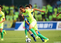 千葉は前線の指宿 洋史にロングボールを蹴り込む攻撃で、水戸陣内に攻め込む【明治安田Ｊ２ 第29節 水戸vs千葉】