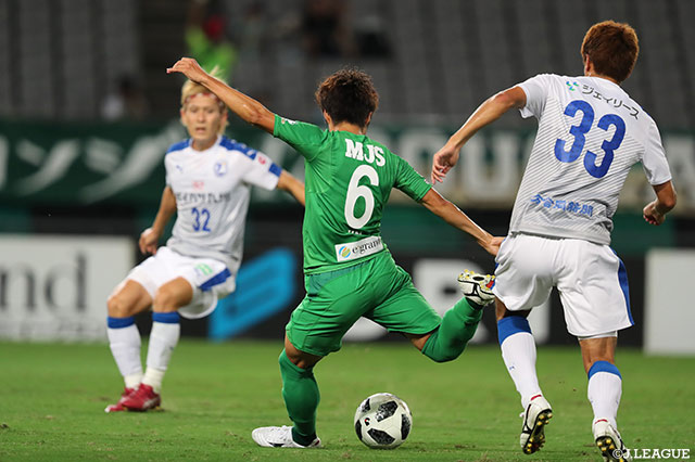 泉澤 仁（東京Ｖ）がドリブルから決定的なシュートを放つも高木 駿（大分）の好セーブに合いゴールならず【明治安田Ｊ２ 第29節 東京Ｖvs大分】