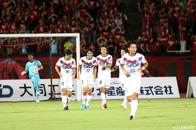 関戸 健二（岡山/#17）が右足でゴール右隅を狙った低い弾道のシュートを流し込み、アウェイの岡山が先制！【明治安田Ｊ２ 第29節 金沢vs岡山】