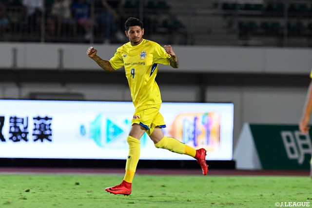 2点ビハインドの49分、フェリペ アウベス（山形）が2試合連続となるゴールを決め、1点を返した【明治安田Ｊ２ 第29節 徳島vs山形】