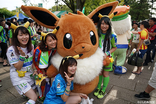 イーブイがキングベルパークでグリーティング♪【明治安田Ｊ１ 第23節 湘南vs神戸】