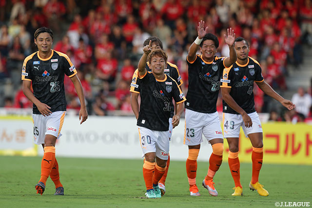 北川 航也（#23）の絶妙なダイレクトパスに反応した金子 翔太（#30）が落ち着いてGKとの1対1を沈め、清水が開始早々に先制点をあげる【明治安田Ｊ１ 第23節 清水vs浦和】