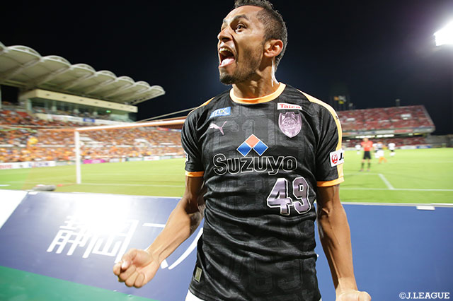 阿部 勇樹との競り合いを制したドウグラスのヘディングシュートが決まり、清水がリードを奪う！【明治安田Ｊ１ 第23節 清水vs浦和】