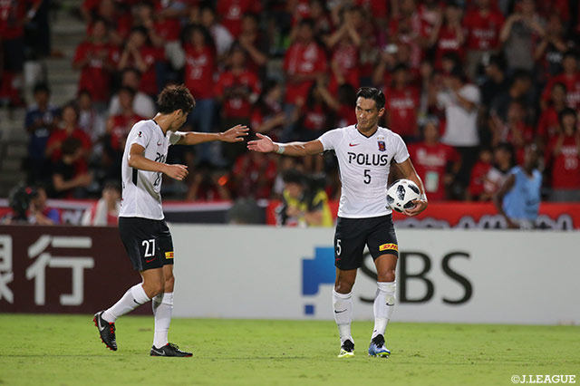 後方からのロングボールを槙野 智章（#5）がバックヘッドで合わせ、浦和が再び試合を振り出しに戻す【明治安田Ｊ１ 第23節 清水vs浦和】