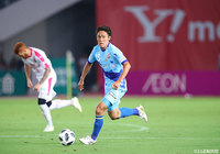 島田 譲（長崎）がミドルレンジからシュートを放つも惜しくもバー直撃【明治安田Ｊ１ 第23節 長崎vsＣ大阪】