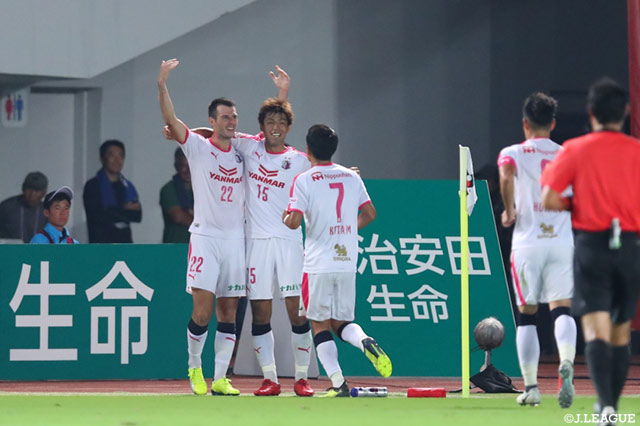 右からのCKにマテイ ヨニッチ（#22）が打点の高いヘディングシュートで合わせ、終了間際にＣ大阪が追加点を奪う【明治安田Ｊ１ 第23節 長崎vsＣ大阪】