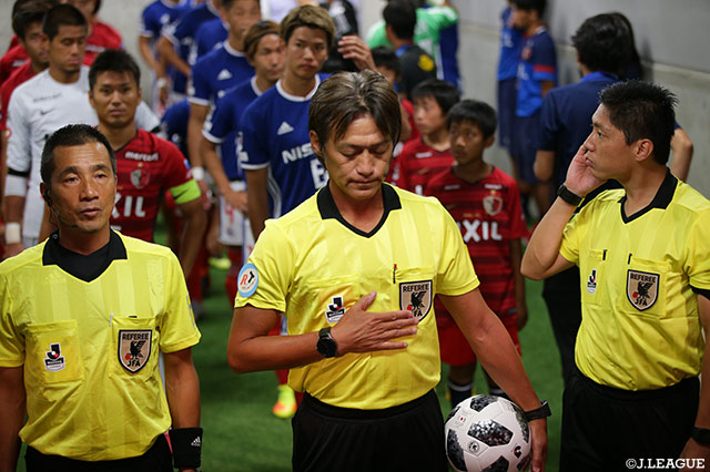 入場前の両チーム。横浜FMは