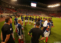 試合後、アンジェ ポステコグルー監督を中心に円陣を組む横浜FMの選手・スタッフ。敗れはしたものの次節での勝利を誓った【明治安田Ｊ１ 第23節 鹿島vs横浜FM】