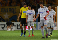 試合後、今夏に神戸から新天地へと移籍したハーフナー マイク（仙台）と渡邉 千真（Ｇ大阪）の両者が談笑する場面が見られた【明治安田Ｊ１ 第23節 仙台vsＧ大阪】