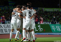 37分に味方の落としから相手DFをかわし豪快なシュートを突き刺した三田 啓貴（神戸）の元へチームメイトが駆け寄る！【明治安田Ｊ１ 第23節 湘南vs神戸】