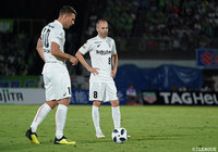 FKの場面でボールをセットするアンドレス イニエスタ（神戸/#8）とルーカス ポドルスキ（#10）【明治安田Ｊ１ 第23節 湘南vs神戸】