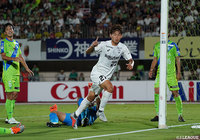 76分、ダメ押しとなる追加点を奪った郷家 友太（神戸）。リーグ戦初ゴールをマーク【明治安田Ｊ１ 第23節 湘南vs神戸】