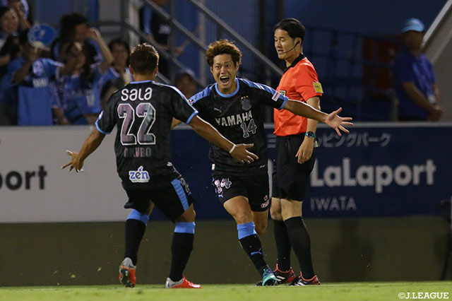 松本 昌也（磐田/#14）が相手GKとの1対1を制し、試合開始早々に先制ゴールを獲得 ！【明治安田Ｊ１ 第23節 磐田vs柏】