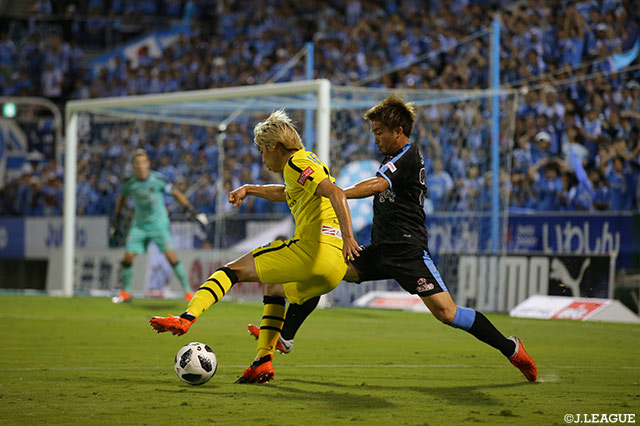 右サイドから得意のドリブルで突破を計る伊東 純也（柏）【明治安田Ｊ１ 第23節 磐田vs柏】