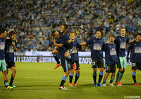 ホームで3試合ぶりの勝利を挙げた磐田。重傷を負った新里 亮の背番号4が刻まれたＴシャツに袖を通し、サポーターとともに勝利を祝った【明治安田Ｊ１ 第23節 磐田vs柏】