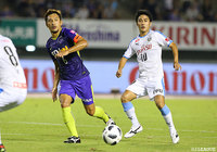 中盤でマッチアップする青山 敏弘（広島）と大島 僚太（川崎Ｆ）【明治安田Ｊ１ 第23節 広島vs川崎Ｆ】