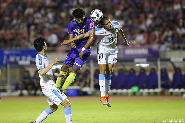 56分、パトリックが相手と競り合いながら頭で合わせゴール右隅に決める！【明治安田Ｊ１ 第23節 広島vs川崎Ｆ】