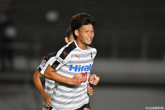 上里 一将がヘディングシュートを決め、熊本が先制！上里はこれが今シーズン初ゴールとなった【明治安田Ｊ２ 第29節 岐阜vs熊本】