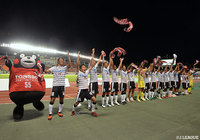 上里と田中の得点で14試合ぶりの勝利を掴んだ熊本。試合後、サポーターとともに喜びを爆発させた【明治安田Ｊ２ 第29節 岐阜vs熊本】