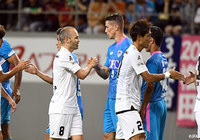 56分にアンドレス イニエスタ（神戸）が、64分にフェルナンド トーレス（鳥栖）が投入され、ピッチ上での共演が実現された【天皇杯 ラウンド16 鳥栖vs神戸】