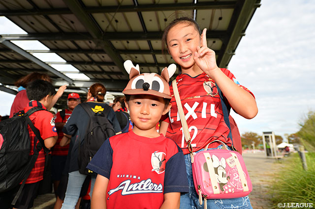 応援グッズを纏い、準備は万端！【明治安田Ｊ１ 第24節 鹿島vs磐田】