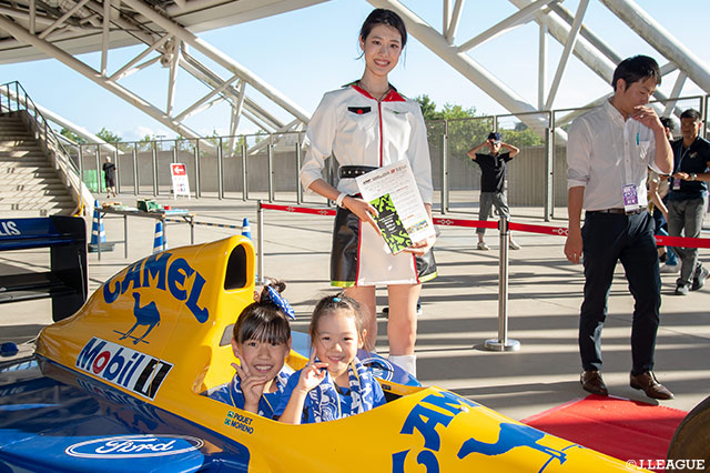 ベネトンカーに乗ってサーキットクイーンと一緒に記念撮影！【明治安田Ｊ２ 第30節 大分vs徳島】