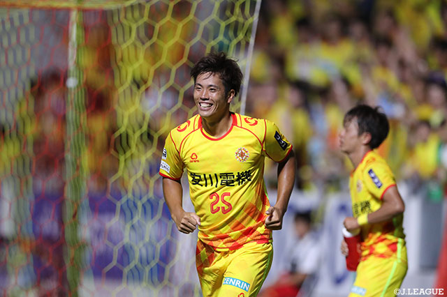 前田 央樹（#25）のヘディングシュートが枠の左に吸い込まれてホームの北九州が先制！【明治安田Ｊ３ 第20節 北九州vs長野】