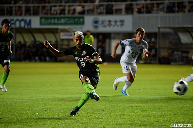 前半終了間際にセルジーニョがPKを冷静に決めて松本が先制！【明治安田Ｊ２ 第30節 松本vs横浜FC】