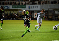 前半終了間際にセルジーニョがPKを冷静に決めて松本が先制！【明治安田Ｊ２ 第30節 松本vs横浜FC】