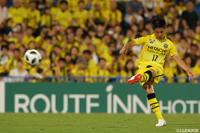 試合終了間際のFKのチャンスで手塚 康平（柏）の左足から放たれたシュートが美しい軌道を描いてゴールに吸い込まれる！【明治安田Ｊ１ 第24節 柏vs長崎】